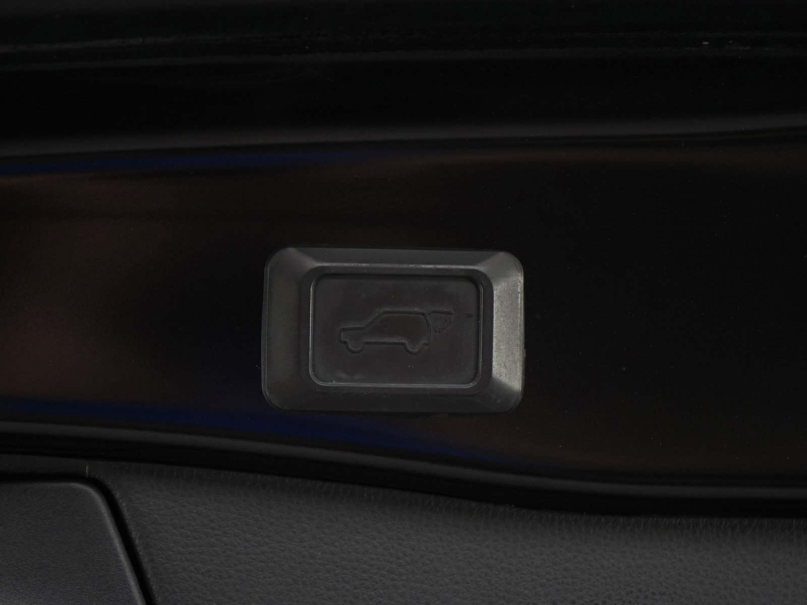 Used 2019 Toyota RAV4 Limited image 16