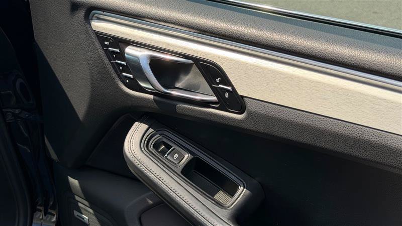 Used 2018 Porsche Macan Turbo AWD/4WD image 38