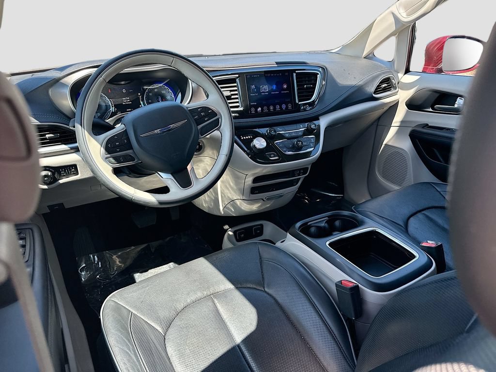 Used 2017 Chrysler Pacifica Limited w/ UConnect Theater Package FWD image 21