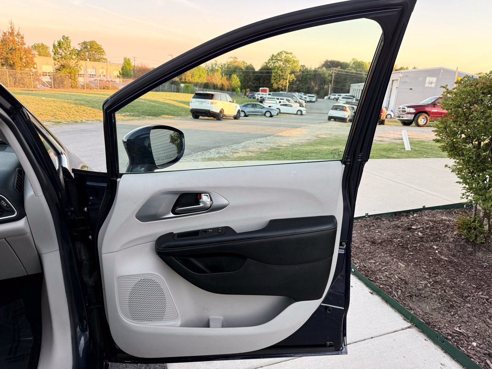 Used 2018 Chrysler Pacifica Touring Plus FWD image 27
