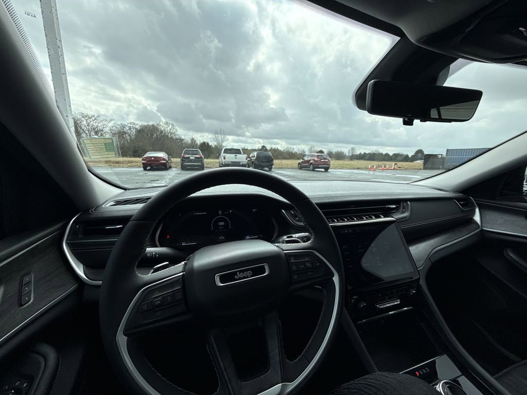 Used 2023 Jeep Grand Cherokee L Limited w/ Luxury Tech Group II image 16