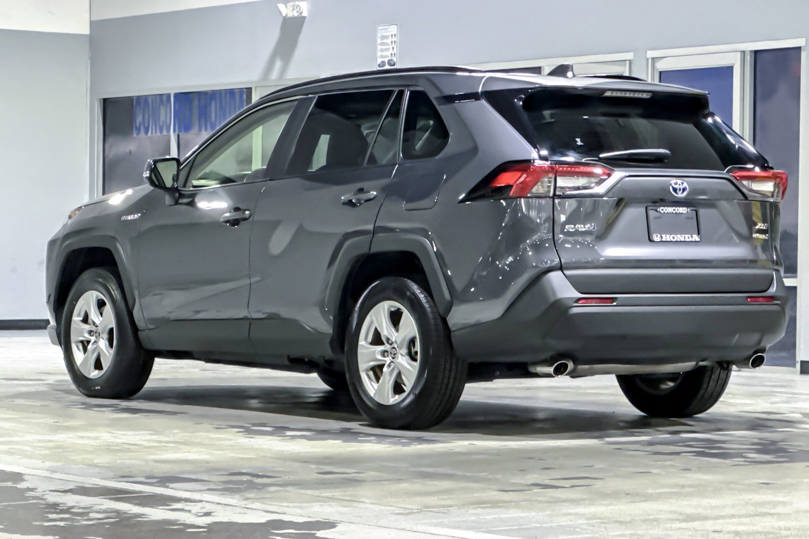 Used 2021 Toyota RAV4 XLE w/ Convenience Package image 3