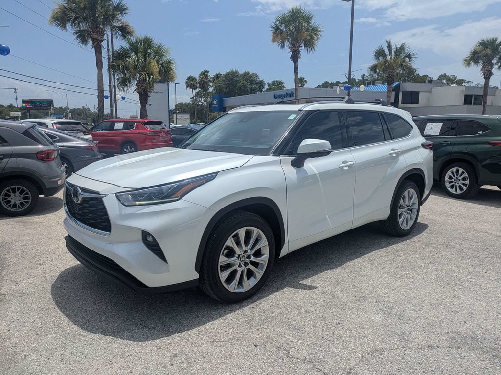 Used 2022 Toyota Highlander Limited FWD image 6