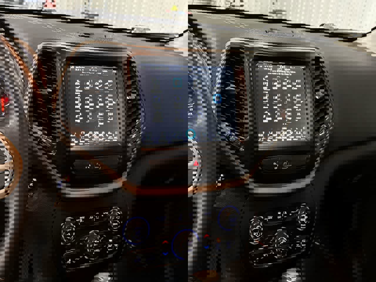 Used 2018 Jeep Cherokee Limited image 31