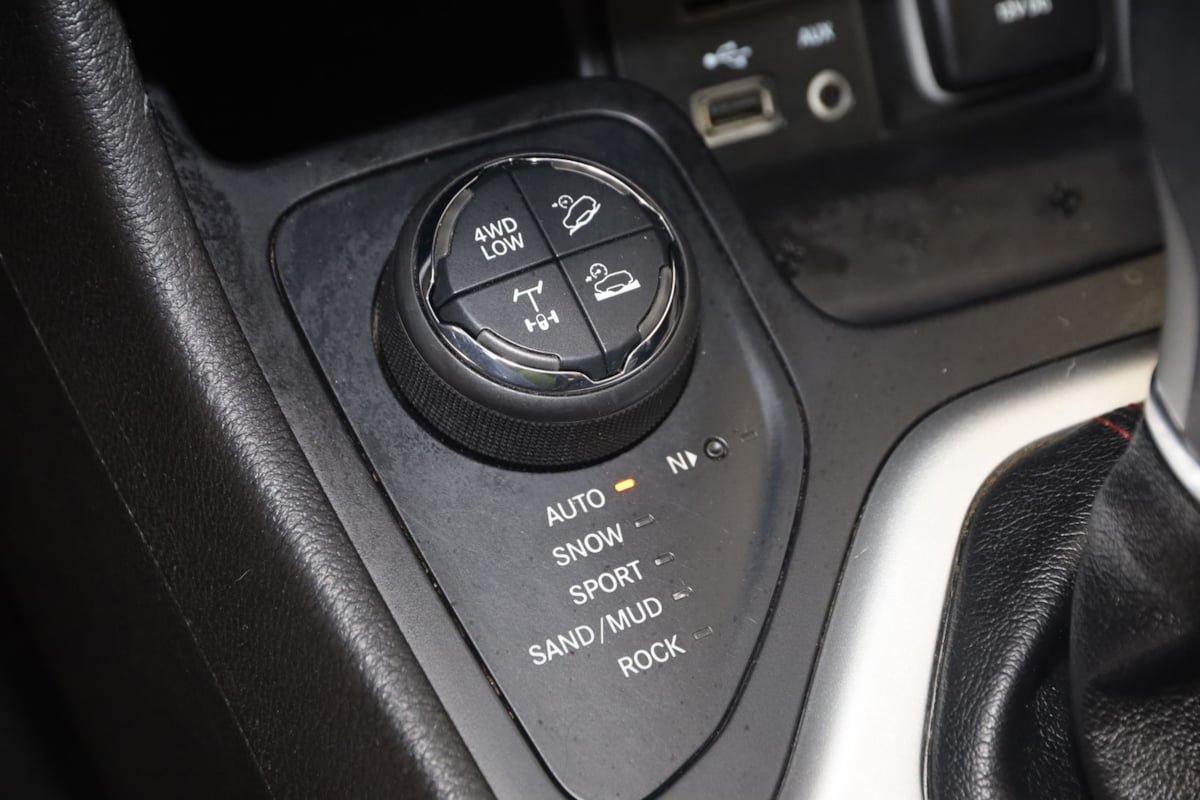 Used 2017 Jeep Cherokee Trailhawk AWD/4WD image 32