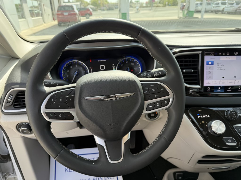 Used 2024 Chrysler Pacifica Touring-L FWD image 22