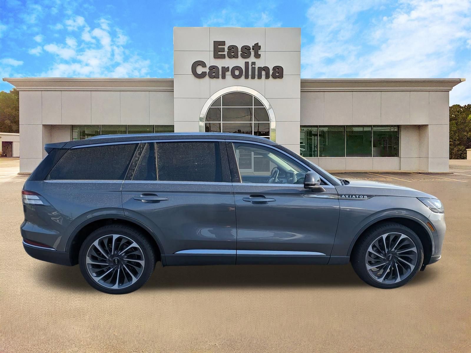 Used 2025 Lincoln Aviator Reserve w/ Equipment Group 201A AWD/4WD image 2