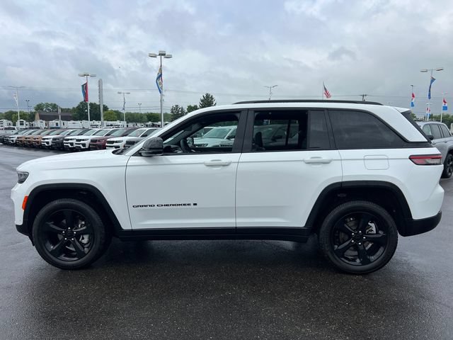 Certified 2025 Jeep Grand Cherokee Limited w/ Luxury Tech Group II AWD/4WD image 4