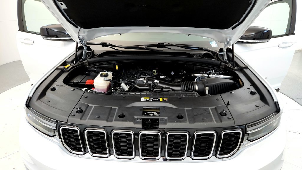 Used 2024 Jeep Grand Cherokee L Limited AWD/4WD image 15