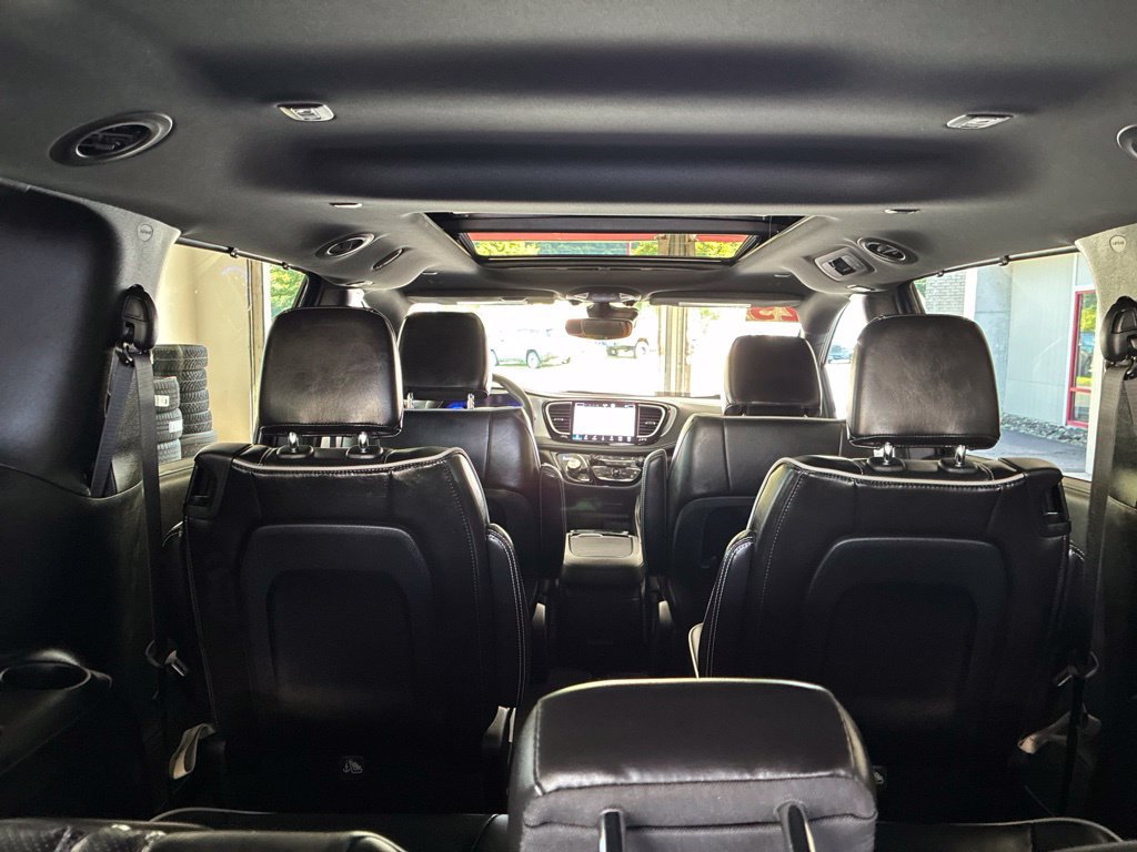 Certified 2025 Chrysler Pacifica Limited FWD image 32