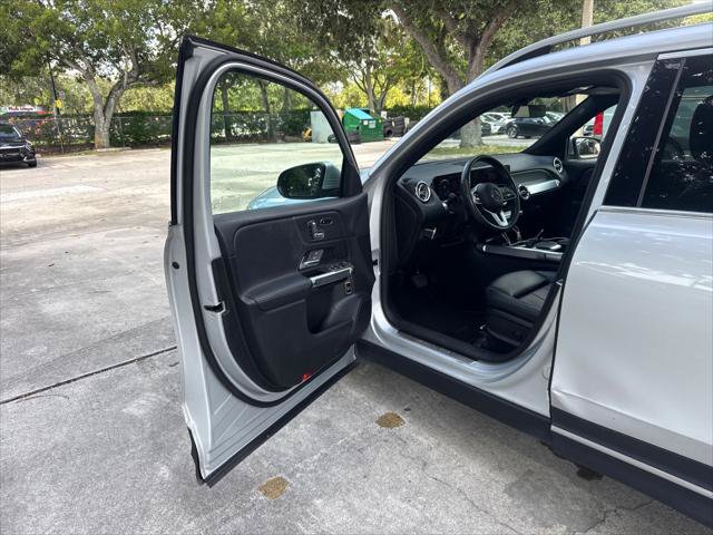 Used 2020 Mercedes-Benz GLB 250 w/ Premium Package image 12