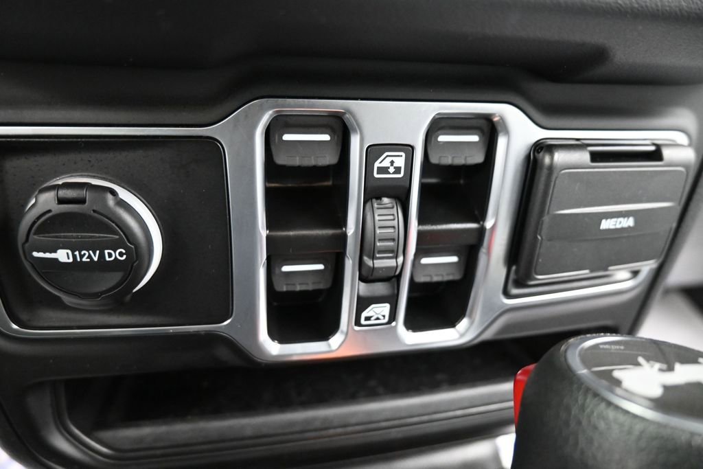 Used 2025 Jeep Wrangler Unlimited Sahara w/ Safety Group AWD/4WD image 39