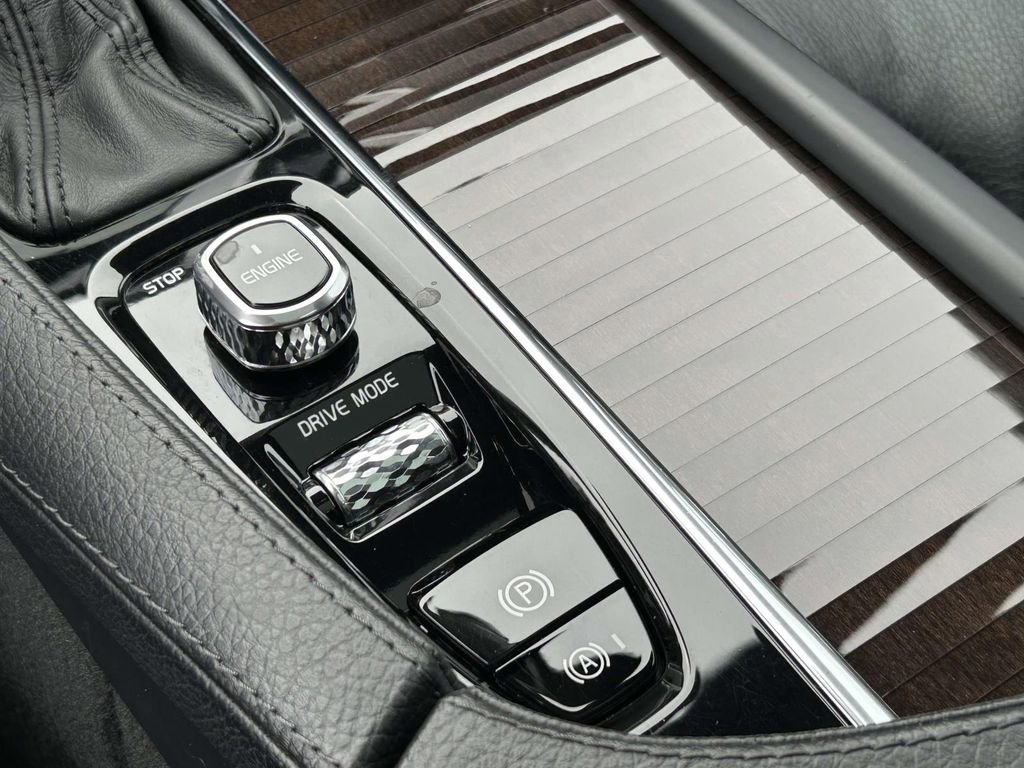 Used 2017 Volvo XC90 T6 Momentum w/ Vision Package image 28