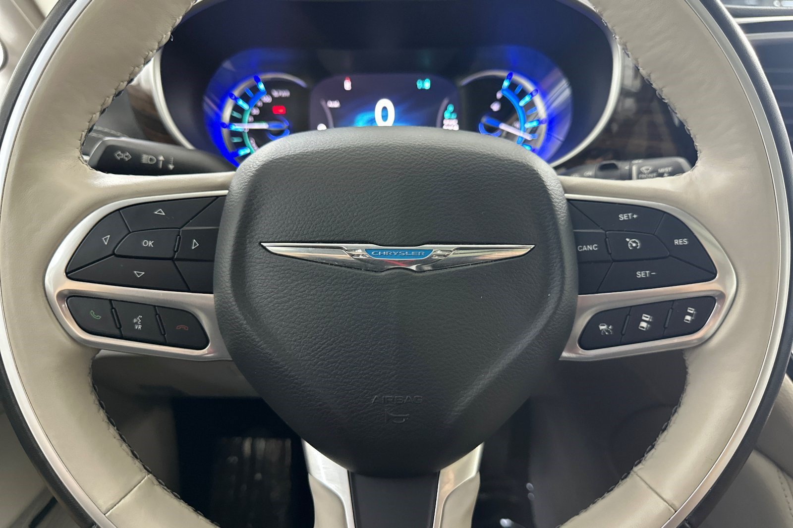 Used 2021 Chrysler Pacifica Limited w/ Uconnect Theater Family Group FWD image 10