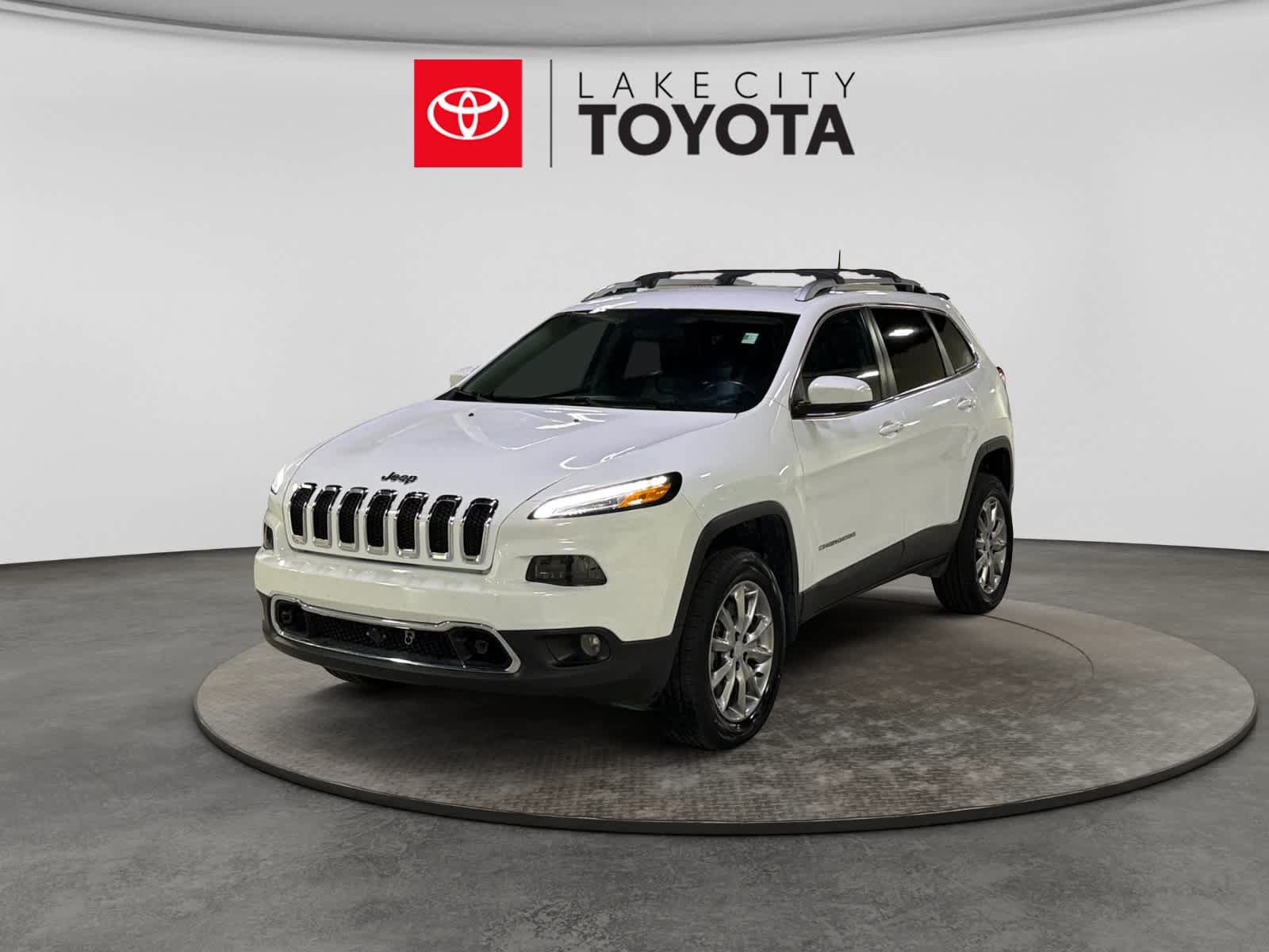 Used 2018 Jeep Cherokee Limited w/ Trailer Tow Group AWD/4WD image 1