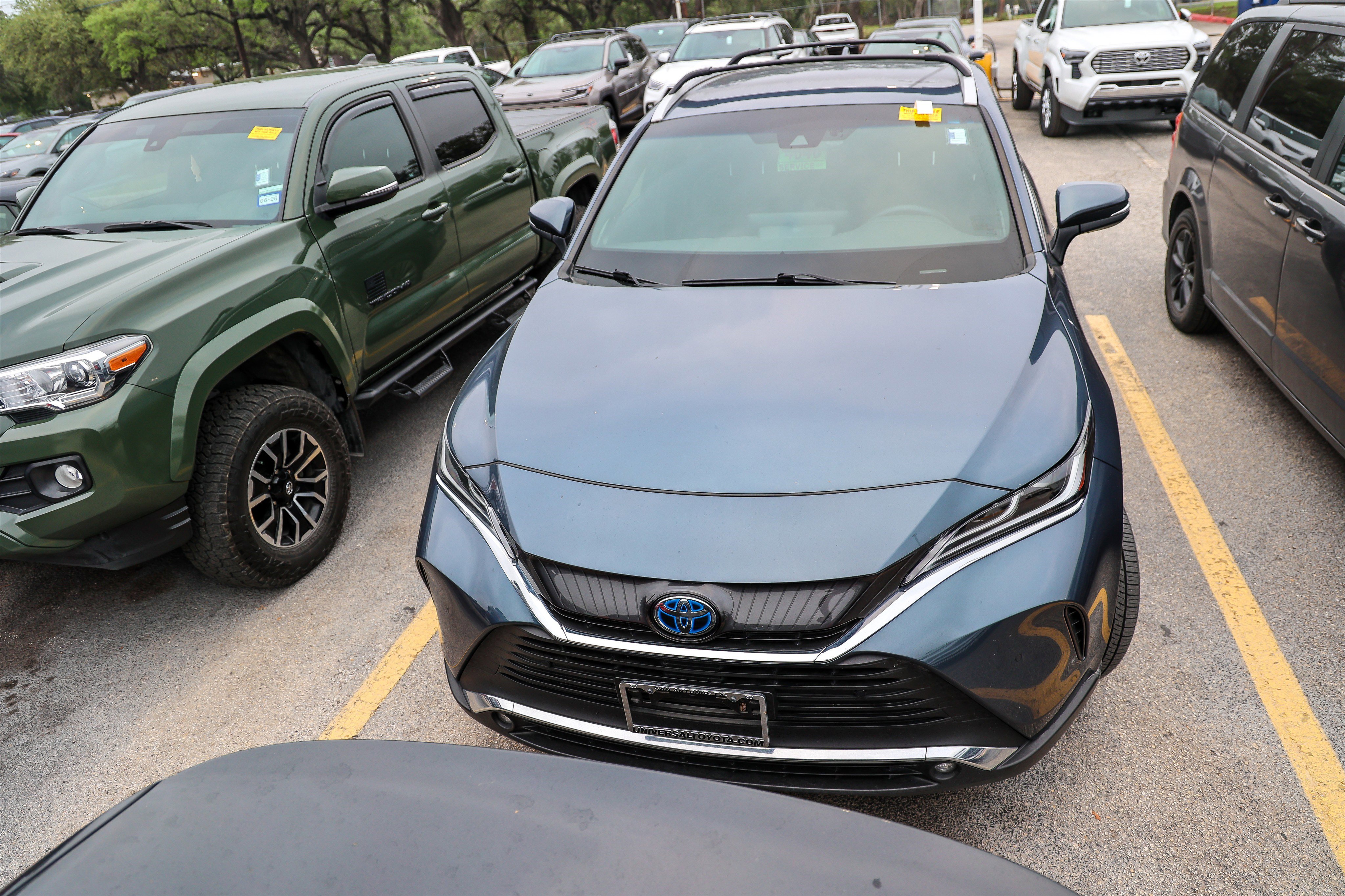 Used 2024 Toyota Venza XLE AWD/4WD image 4