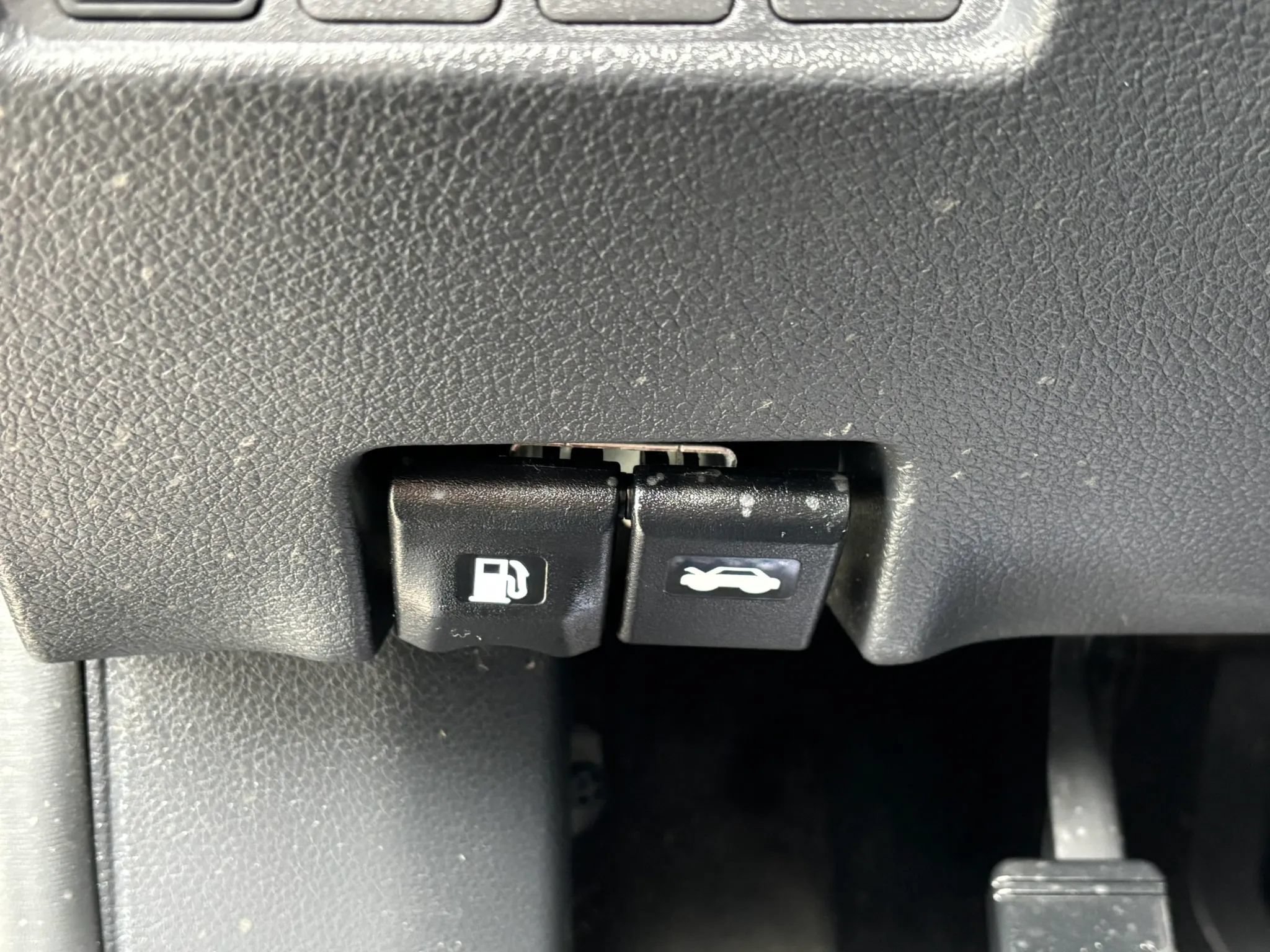 Used 2015 Nissan Rogue S FWD image 18