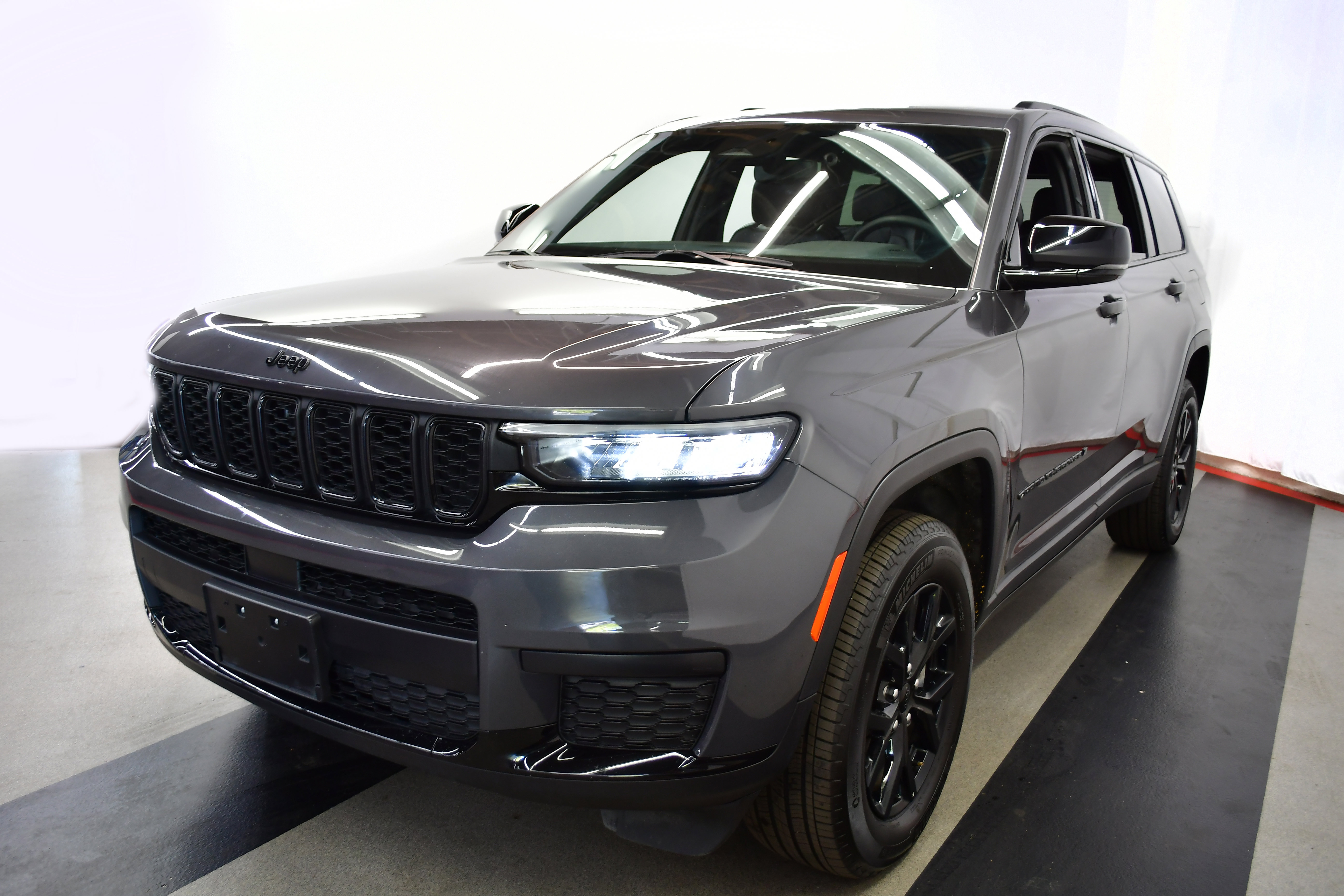 Used 2024 Jeep Grand Cherokee L Laredo image 4