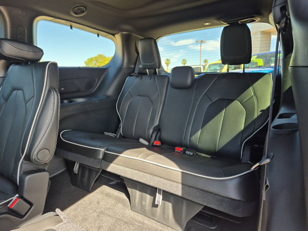 New 2025 Chrysler Pacifica Limited w/ Trailer Tow Group image 28