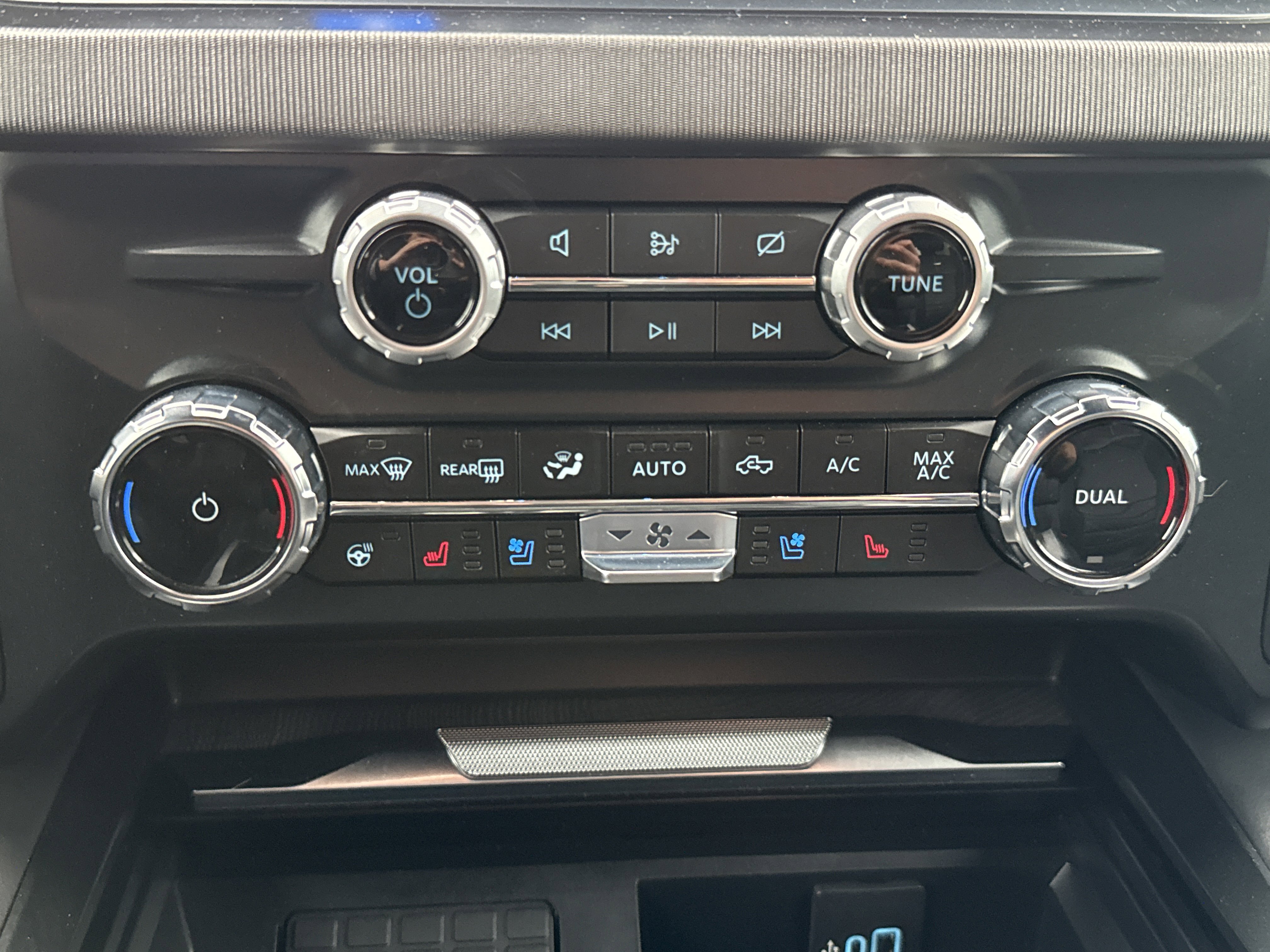 Used 2023 Ford F350 Platinum w/ FX4 Off-Road Package image 22