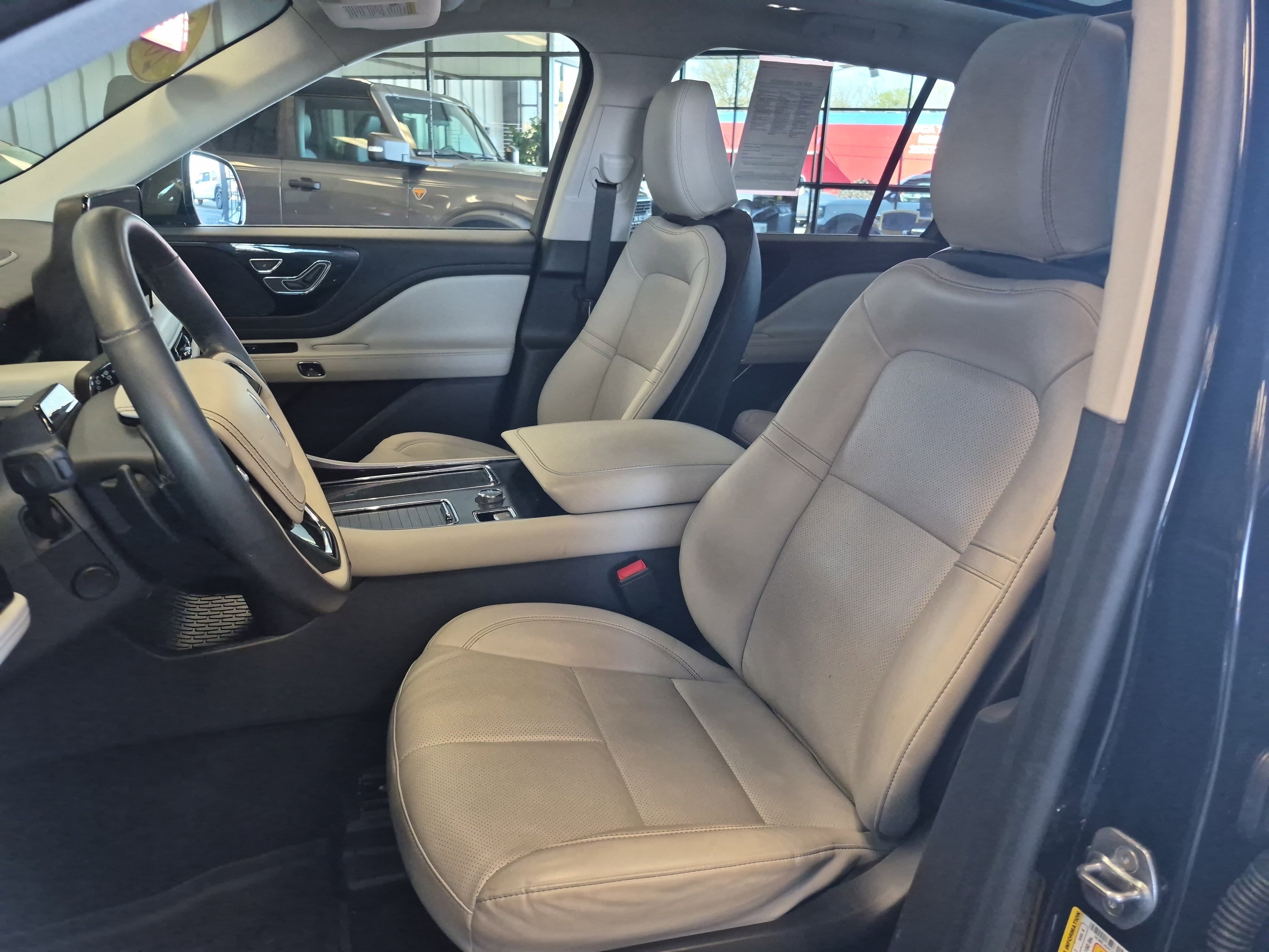 Used 2025 Lincoln Aviator AWD w/ Jet Appearance Package image 11