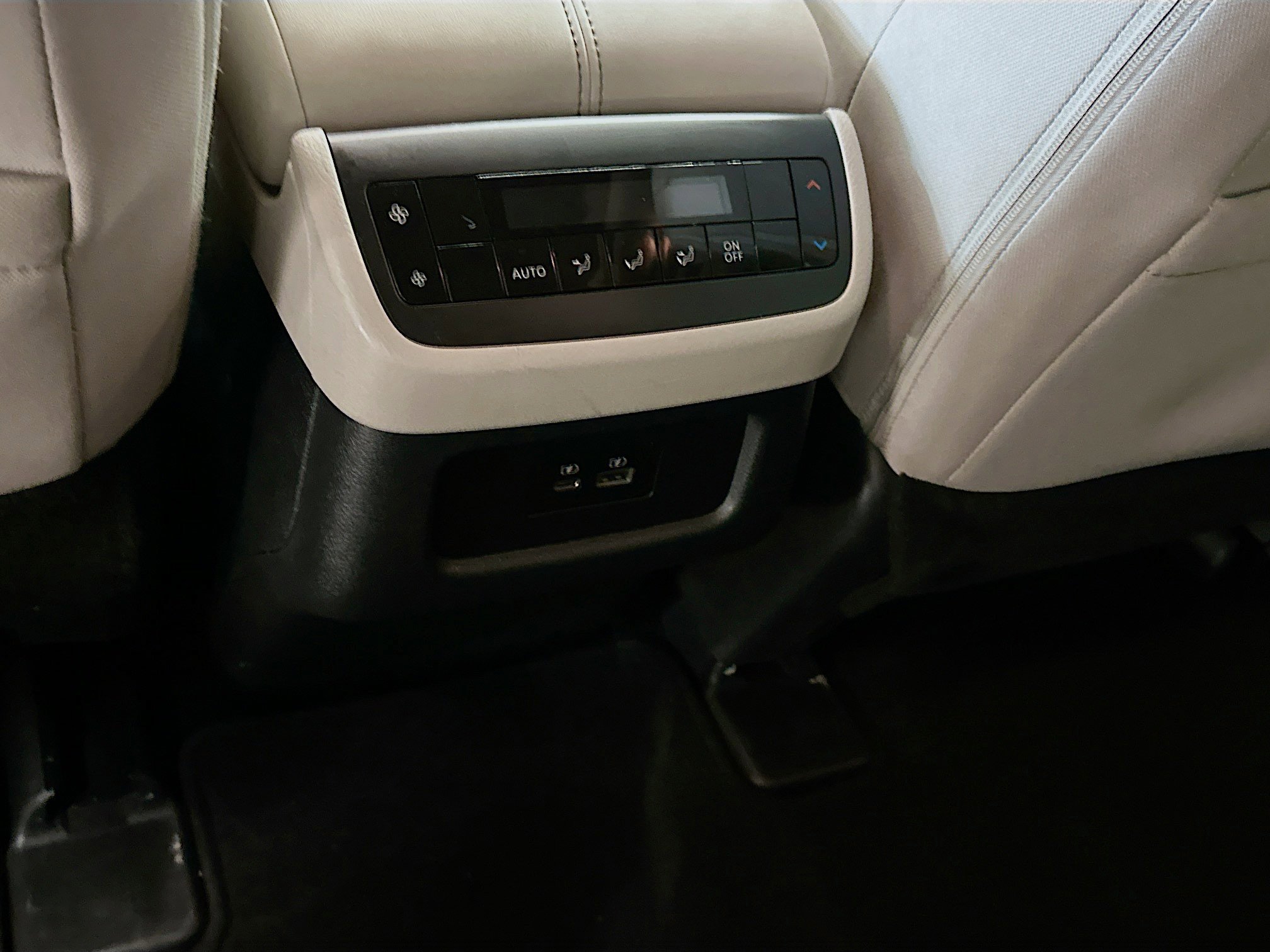 Used 2024 Nissan Pathfinder SV w/ SV Premium Package image 28