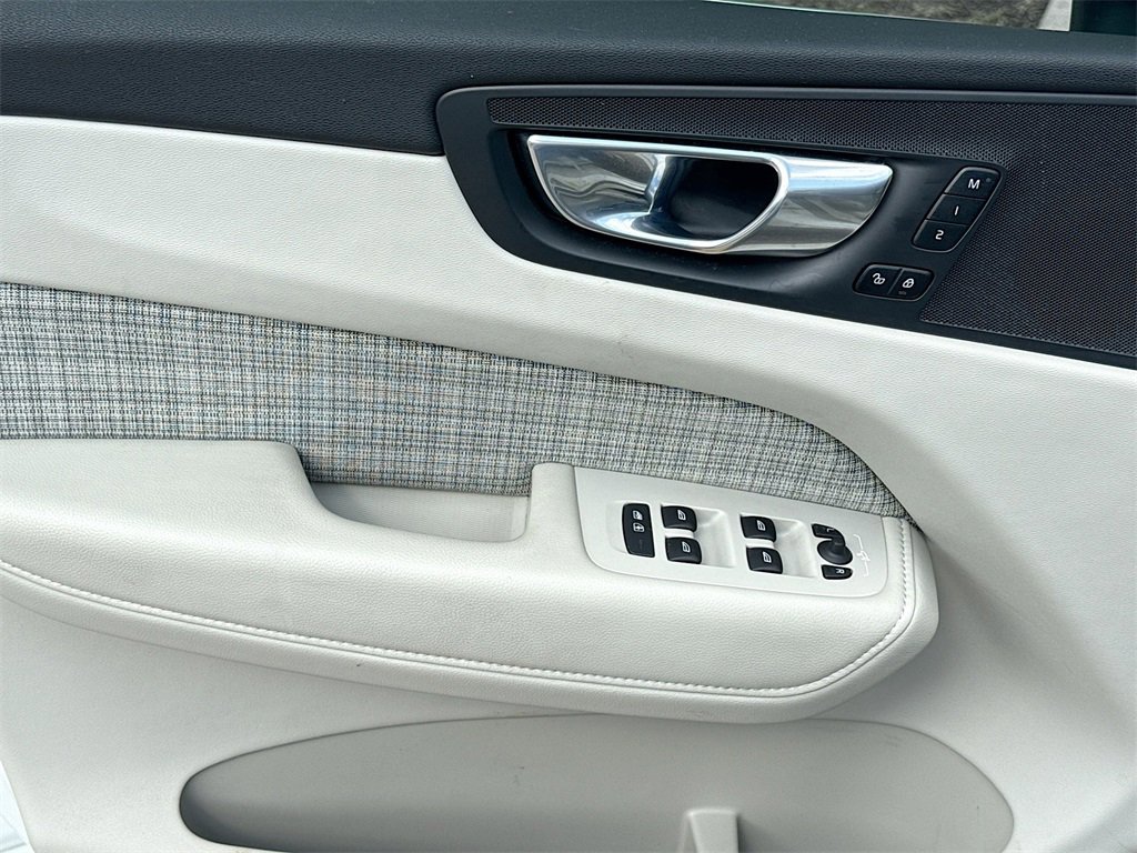 Used 2022 Volvo XC60 B5 Momentum image 19