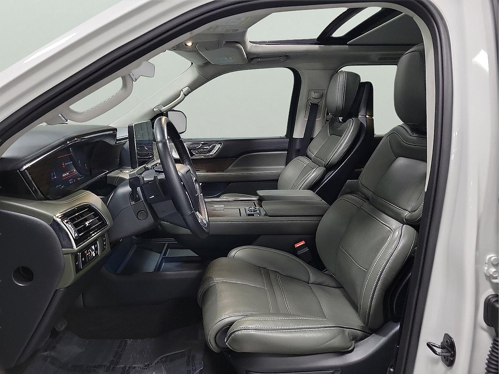 Used 2024 Lincoln Navigator L Black Label AWD/4WD image 13