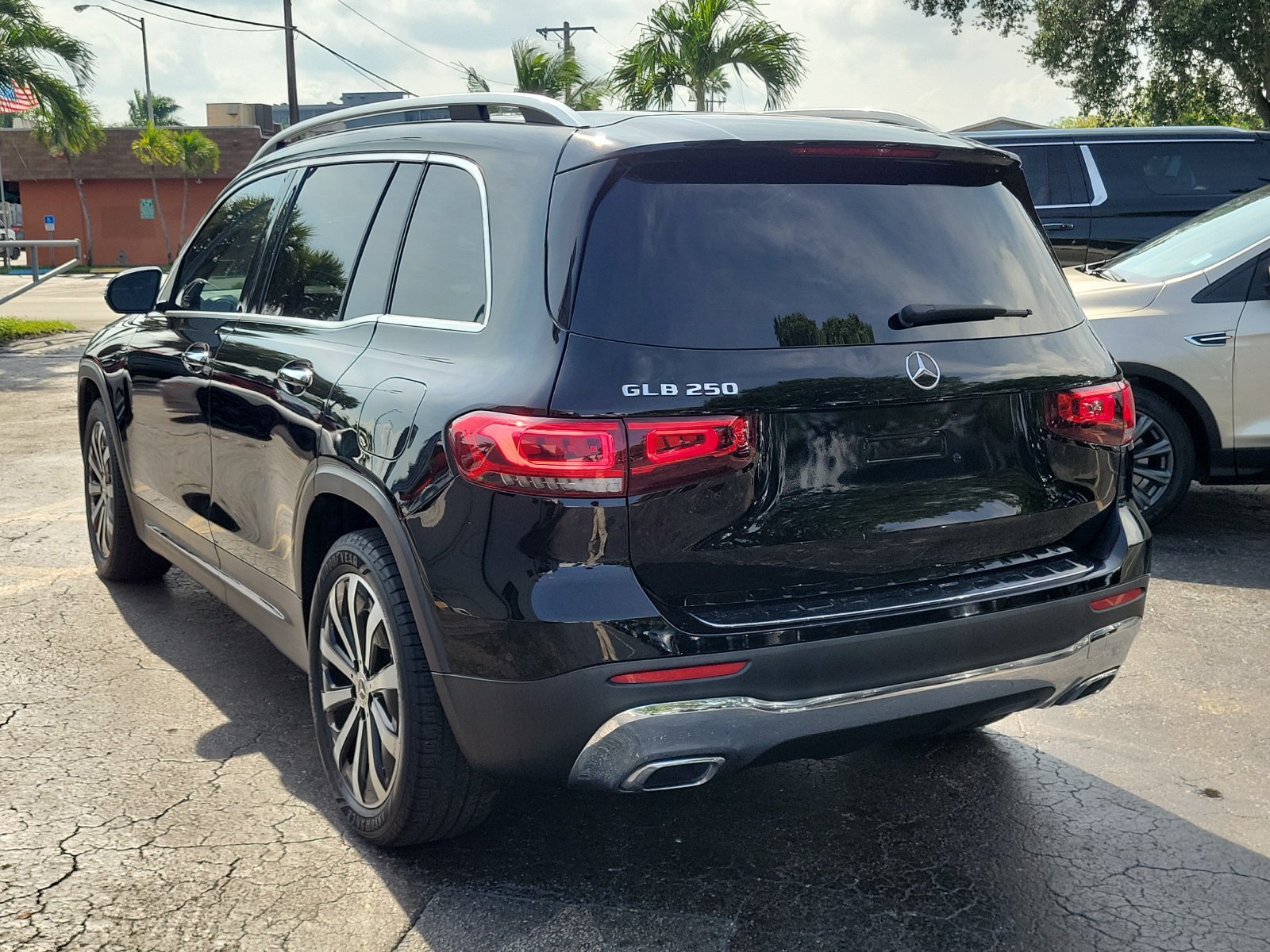 Used 2023 Mercedes-Benz GLB 250 w/ Premium Package image 6
