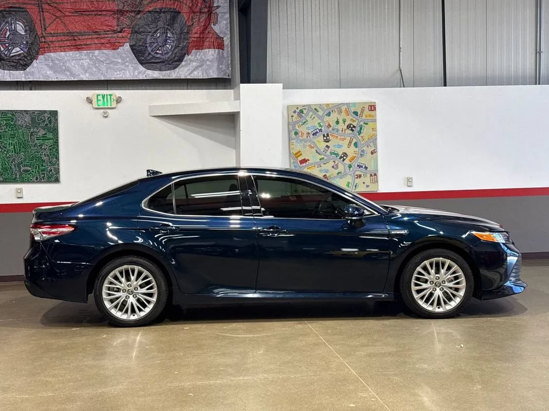 Used 2020 Toyota Camry XLE FWD image 3
