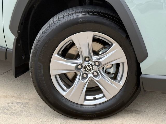 Used 2022 Toyota RAV4 XLE w/ Convenience Package image 2