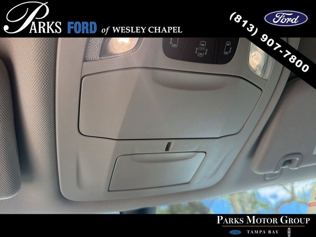 Used 2024 Chrysler Pacifica Touring-L image 9