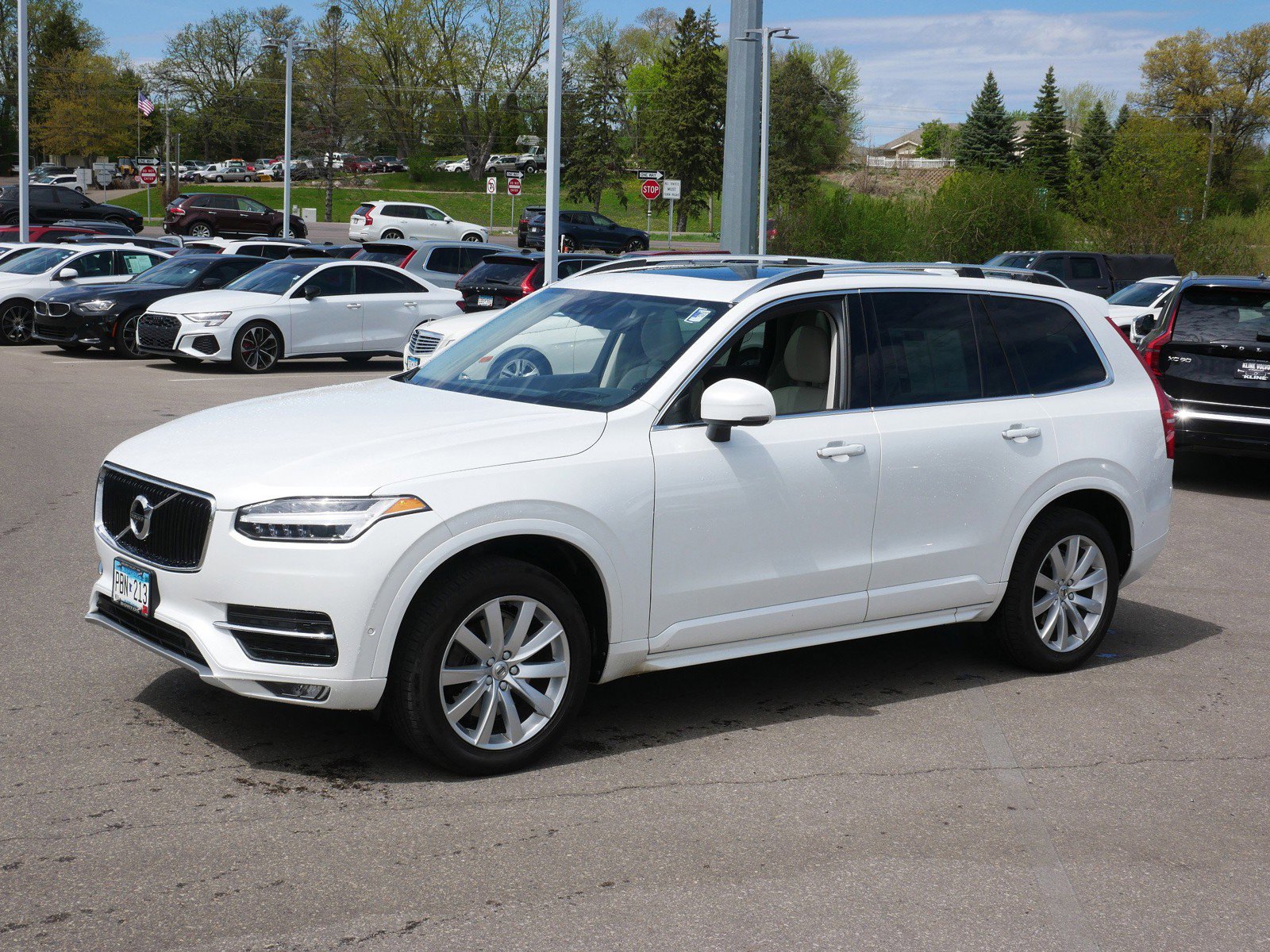 Used 2017 Volvo XC90 T6 Momentum AWD/4WD image 3