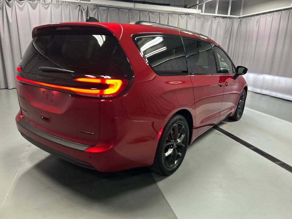 Used 2025 Chrysler Pacifica Limited FWD image 7