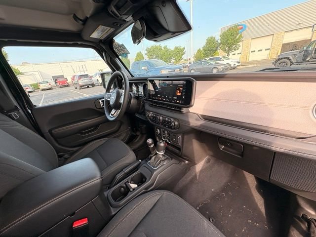 Used 2025 Jeep Wrangler Unlimited Sahara AWD/4WD image 19