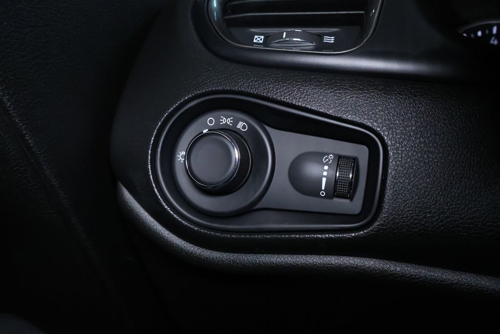 Used 2023 Jeep Renegade Latitude image 24