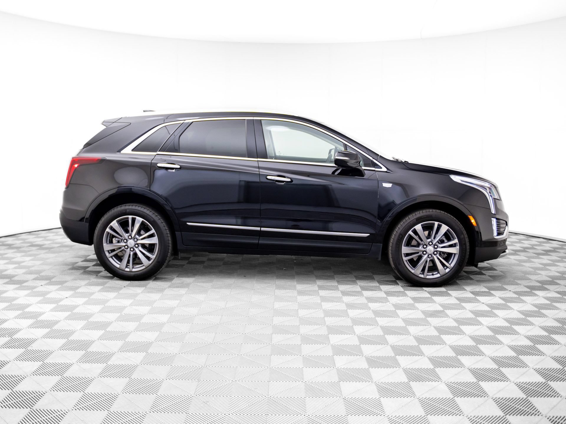 Certified 2025 Cadillac XT5 Premium Luxury w/ LPO, Floor Liner Package AWD/4WD image 6