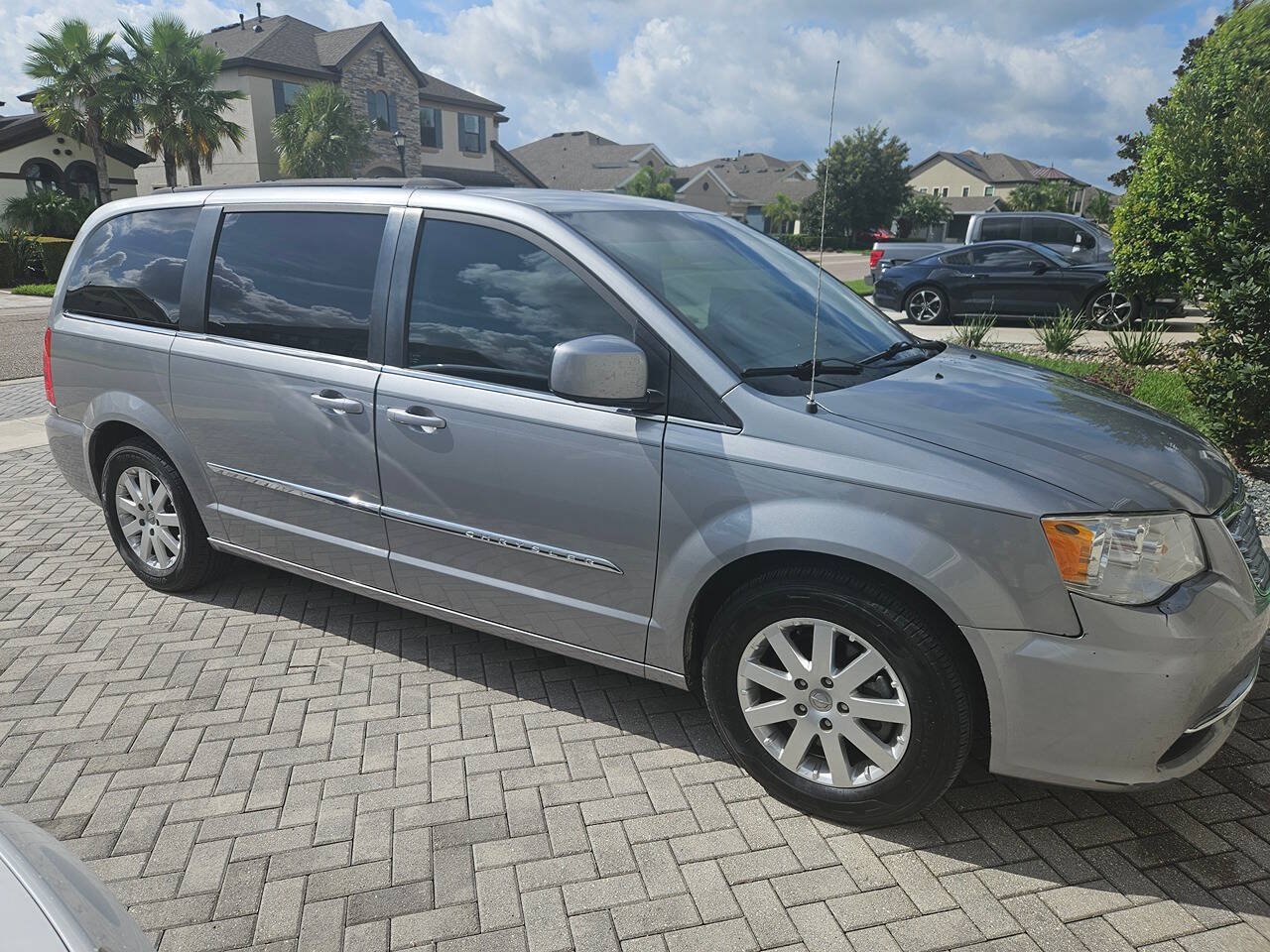 Used 2016 Chrysler Town & Country Touring FWD image 3
