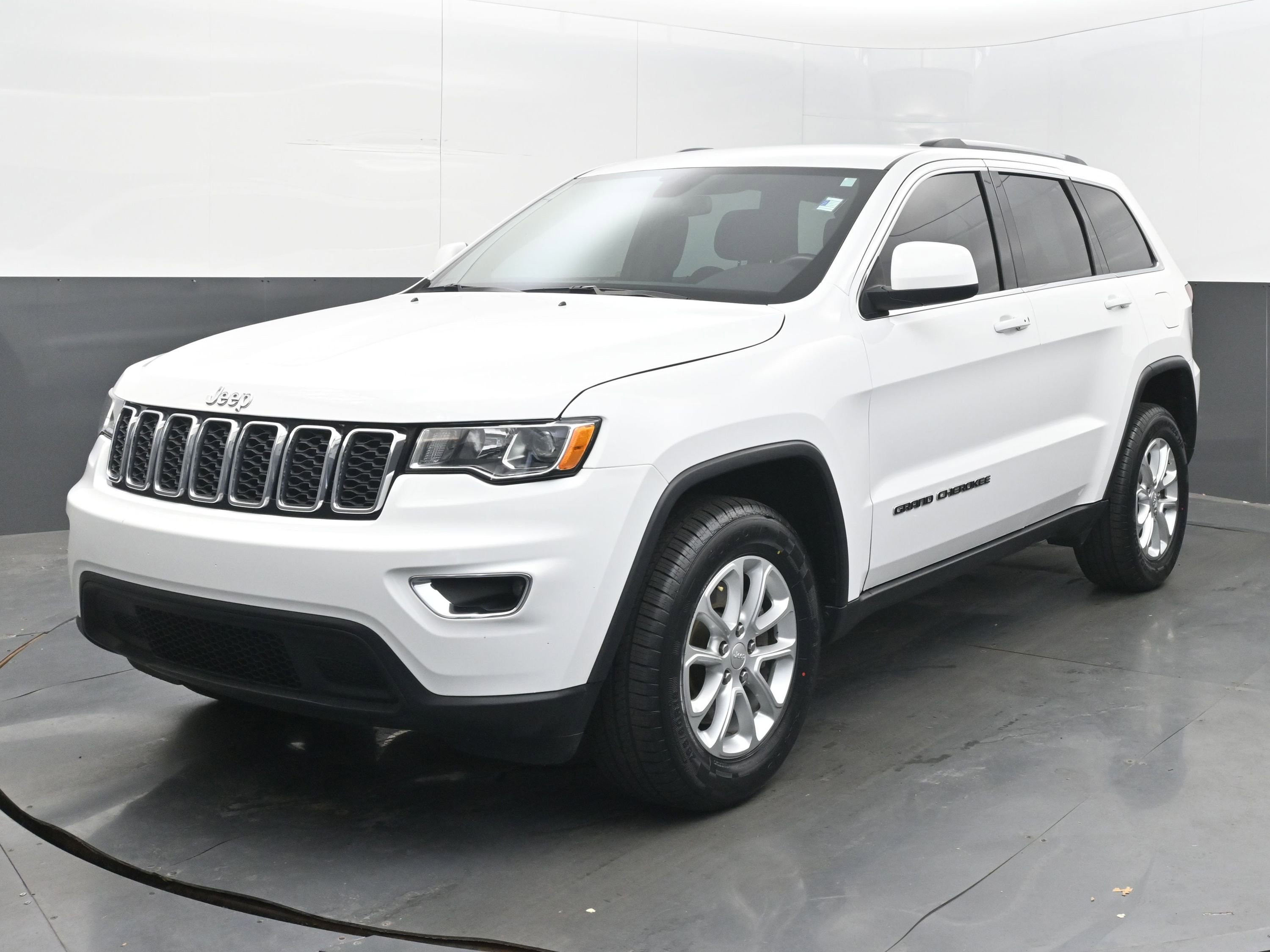 Used 2021 Jeep Grand Cherokee Laredo image 3