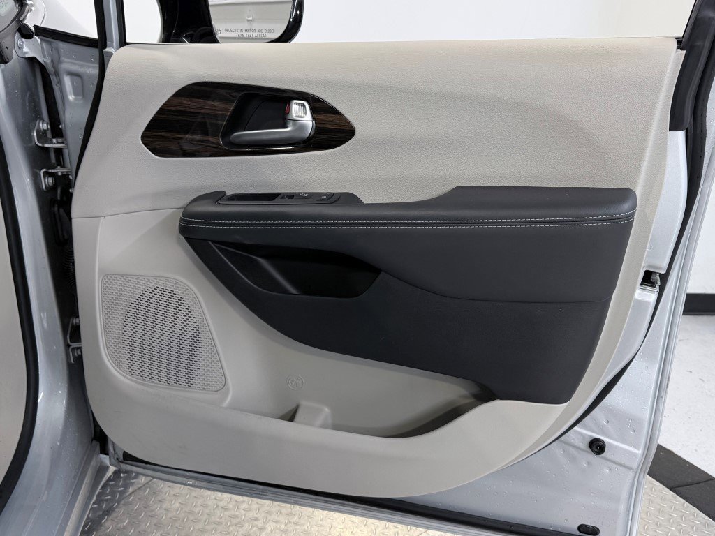 Used 2024 Chrysler Pacifica Limited image 11