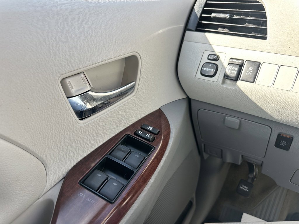 Used 2014 Toyota Sienna XLE image 18