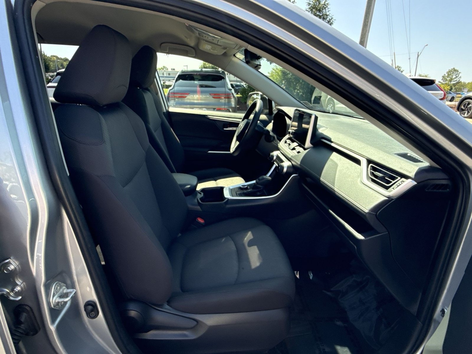 Used 2025 Toyota RAV4 XLE AWD/4WD image 23