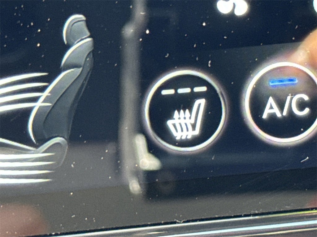 Used 2025 Genesis G70 2.5T image 31