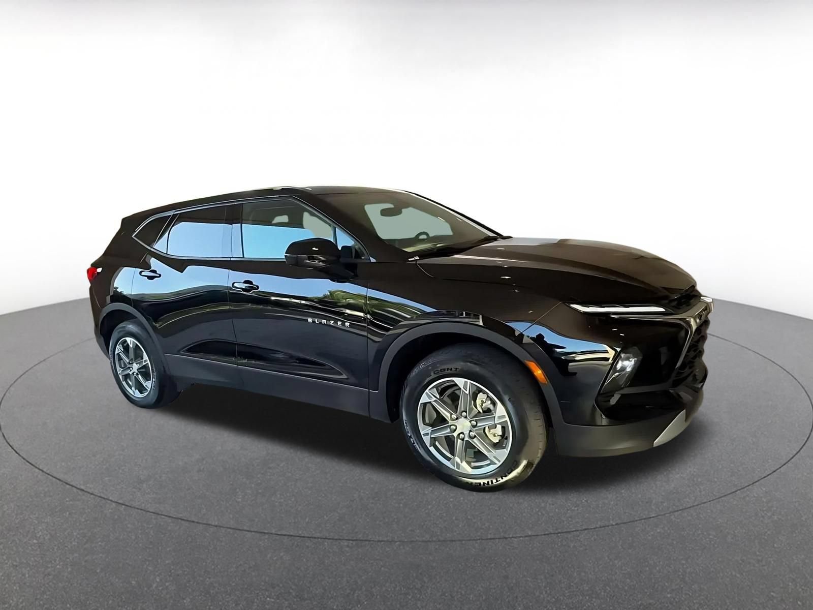 Used 2026 Chevrolet Blazer LT FWD image 2
