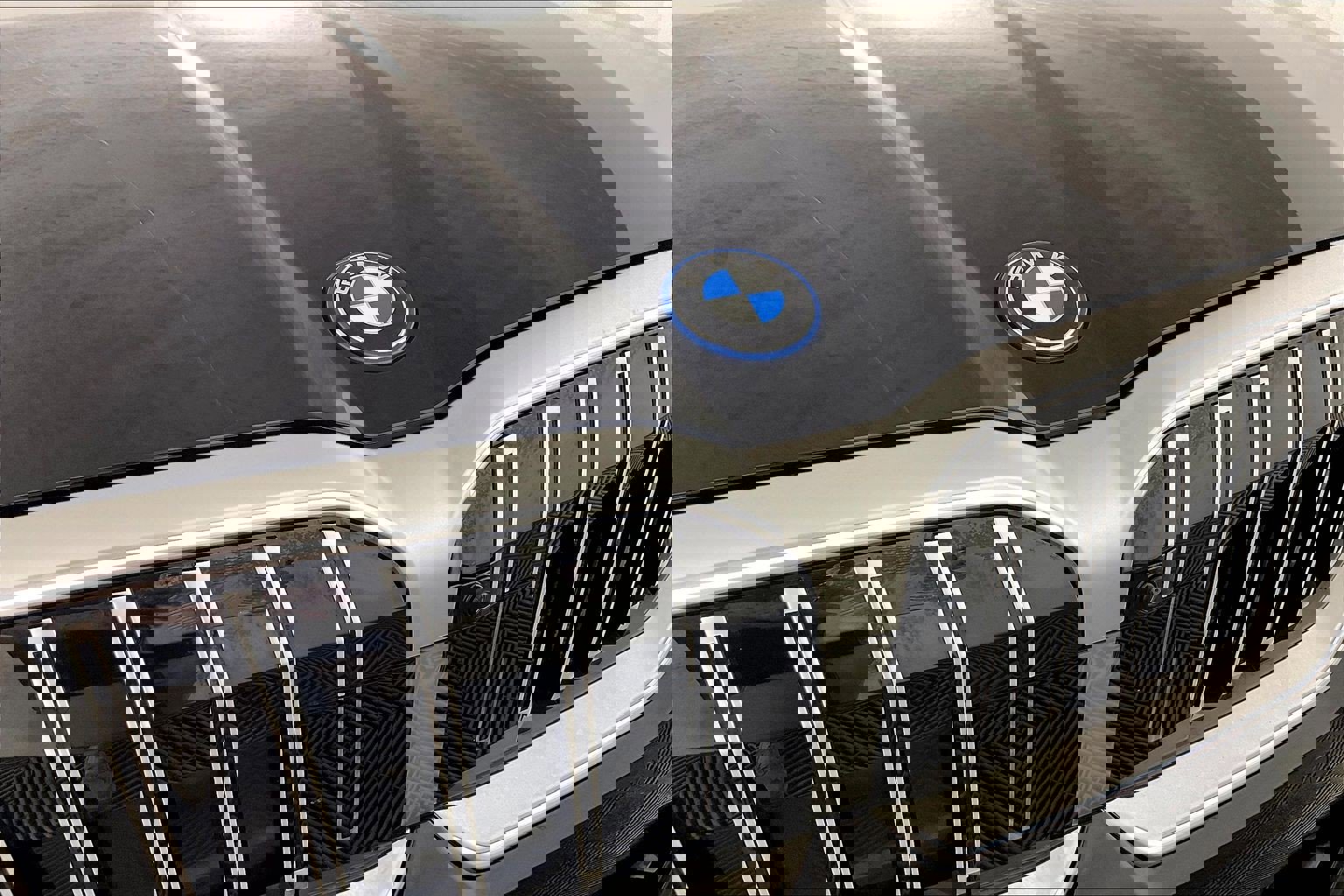 Certified 2025 BMW 550e xDrive w/ Premium Package AWD/4WD image 30