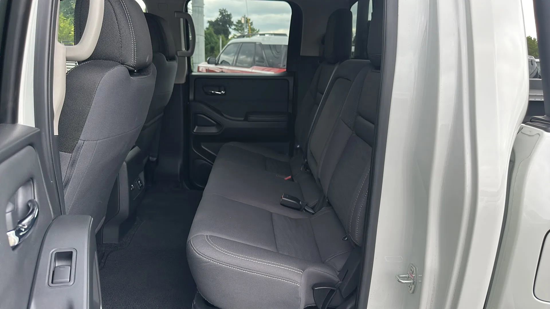 Used 2024 Nissan Frontier SV image 11