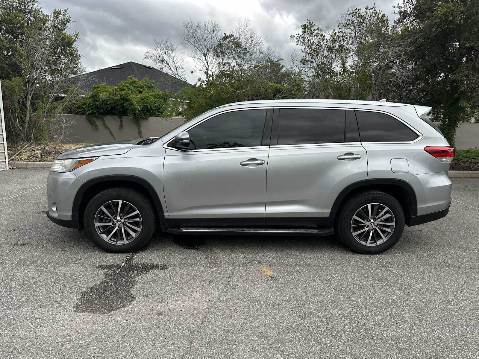 Used 2019 Toyota Highlander XLE FWD image 3
