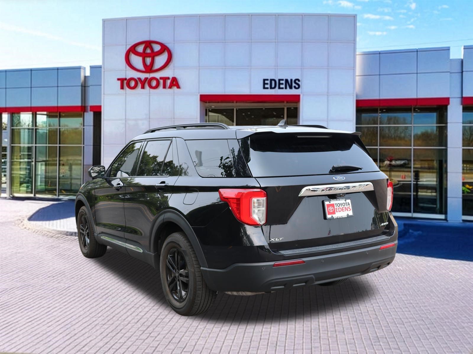 Used 2023 Ford Explorer XLT AWD/4WD image 8