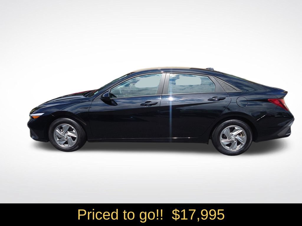 Certified 2024 Hyundai Elantra SE FWD image 3