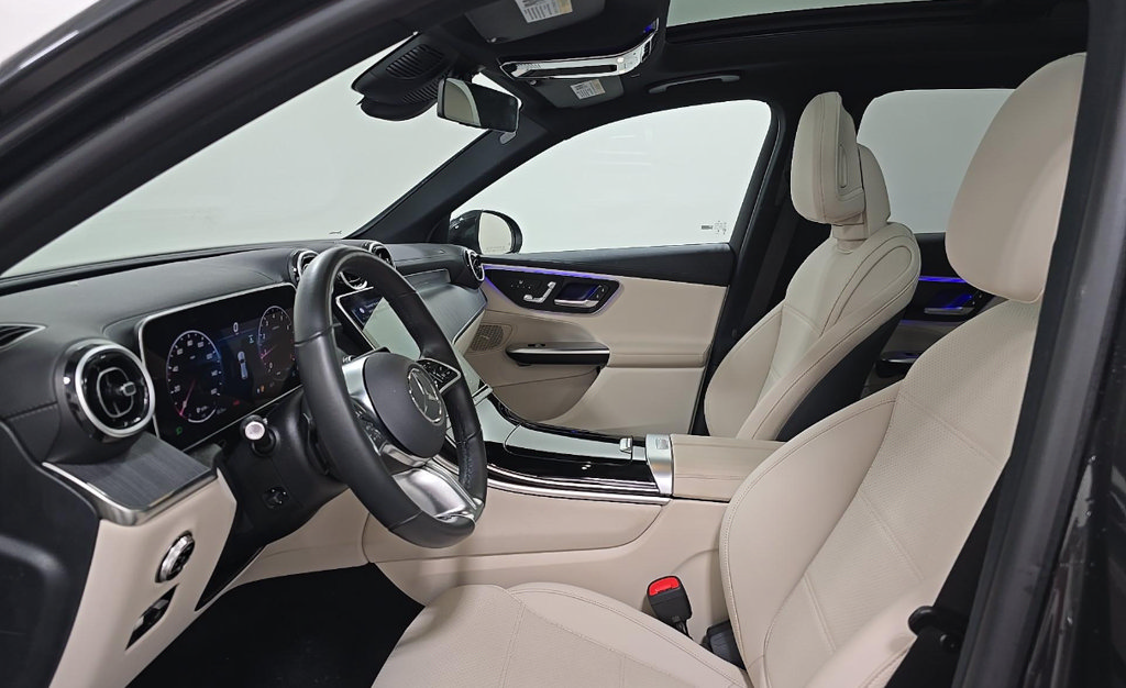 Used 2025 Mercedes-Benz GLC 300 4MATIC image 4